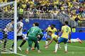 日本、W杯16強ならず 王国ブラジルに逆転負け サッカーW杯北中米大会・決勝トーナメント1回戦、ブラジル対日本。シュートをブロックする冨安健洋(左から2人目、2026年6月29日撮影)。(c)Paul ELLIS / AFP