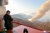 金正恩氏、高推力エンジンの試験を視察 ICBMに使用か