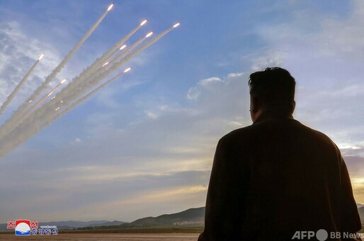 北朝鮮、超大型放射砲の一斉発射訓練 金正恩氏視察 写真14枚 国際