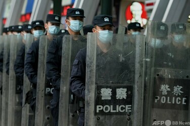 コロナ規則違反者を「見せしめに」行進 中国 写真2枚 国際ニュース