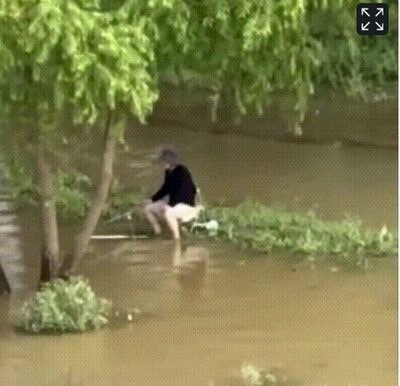 泥水で通行止めになったソウル漢江で釣りに夢中…「事故が起きたら助けるべきか？」