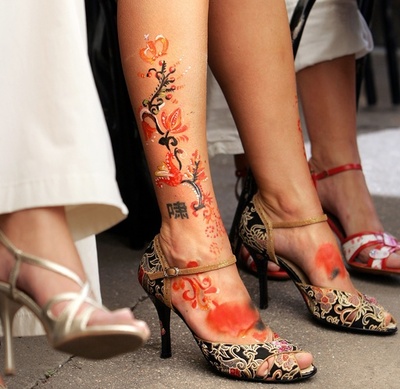 ロシア議員が「ハイヒール禁止法」を提案、ローファーも駄目