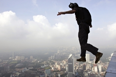 目の前にパラシュートが着陸、警官ら仰天 豪シドニー