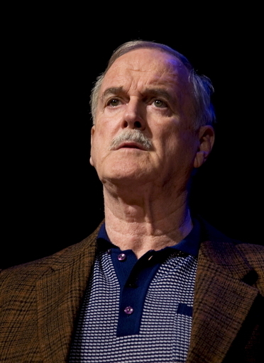 「モンティ・パイソン」のJ・クリーズ、火山灰の影響でタクシーで欧州移動