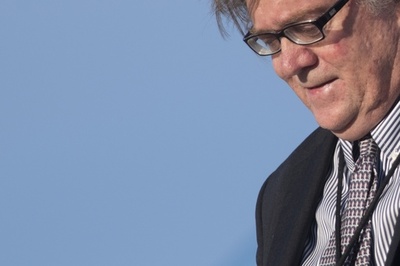 退任後もトランプ大統領の「対抗勢力と闘う」、バノン氏