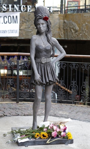 故A・ワインハウスさんの銅像、誕生日に合わせロンドンに