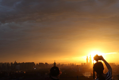 南京の上空に雲渦巻く　台風9号の影響