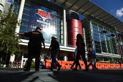 「銃は悪くない」 全米ライフル協会総会に集う人々、小学校乱射への反応