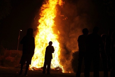 巨大かがり火でプロテスタントの勝利祝う、北アイルランド