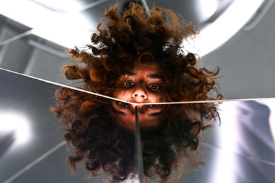 【今日の1枚】丸く収まる3人の私、マイアミでチームラボ作品展示