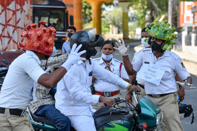 善玉と悪玉、全土封鎖下で違反者取り締まるインドの警察官
