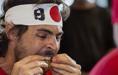 チキン1キロを5分で！米首都で早食いコンテスト