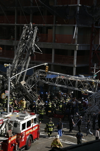 NYマンハッタンでまたクレーン落下、2人死亡