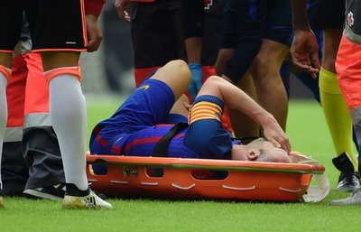 負傷で涙のイニエスタ、膝の靱帯損傷で6~8週間の戦線離脱