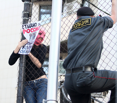 パンクバンド「プッシー・ライオット」に禁錮2年、ロシア