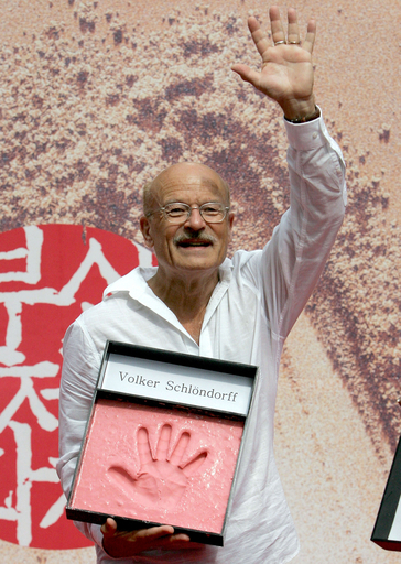 第12回釜山国際映画祭 フォルカー・シュレンドルフ監督が手形を刻む