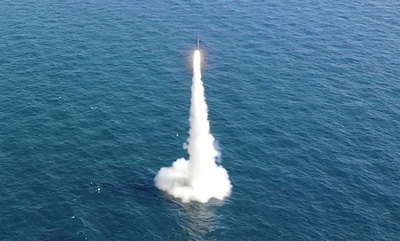 韓国、潜水艦発射弾道ミサイルの発射実験に成功 大統領府発表