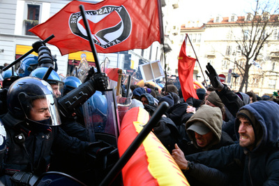 イタリア各地でデモ、散発的な衝突も 総選挙前に緊張高まる