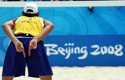 カメラがとらえた北京五輪のワンシーン、ビーチバレーのサイン