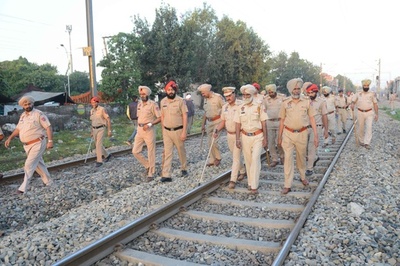 祭りの群衆に列車突入、約60人死亡 インド
