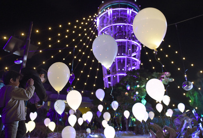 夜空に浮かぶ風船、江の島のイルミネーション　神奈川