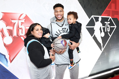 アデトクンポが長年の恋人とギリシャで挙式 報道