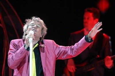 R.スチュワート、新アルバムで英チャート1位 34年ぶり