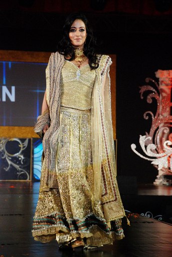 インドのジュエリーブランド15周年記念ファッションショー、女優らが登場