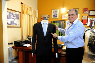 政治家の公金横領に怒り、ポケットなしスーツ発売 パラグアイ