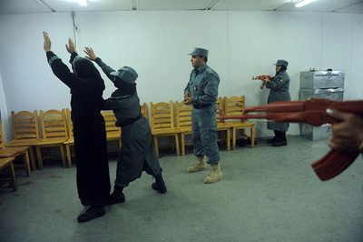 アフガニスタン警察の訓練風景