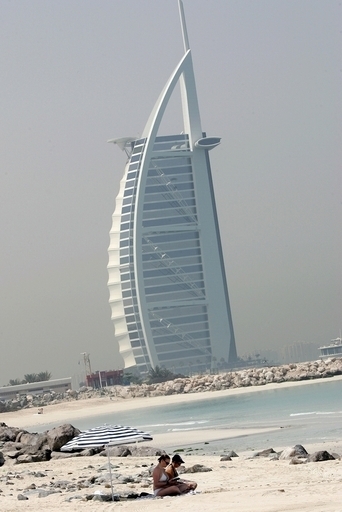 ドバイの浜辺で性行為の英国人男女に実刑