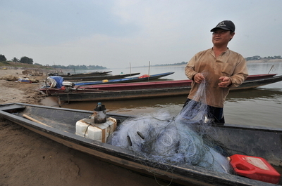 水位低下のメコン川、途方に暮れる漁師たち