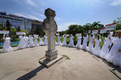 花嫁の集団、家庭内暴力反対の抗議活動