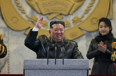 北朝鮮・党大会記念の閲兵式は戦略兵器なし…閉幕後に娘が登場