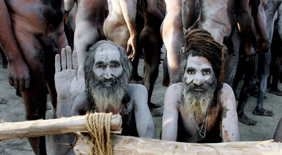 ヒンズー教の祭典「クンブメーラ」、サドゥーの沐浴で祭は最高潮に - インド