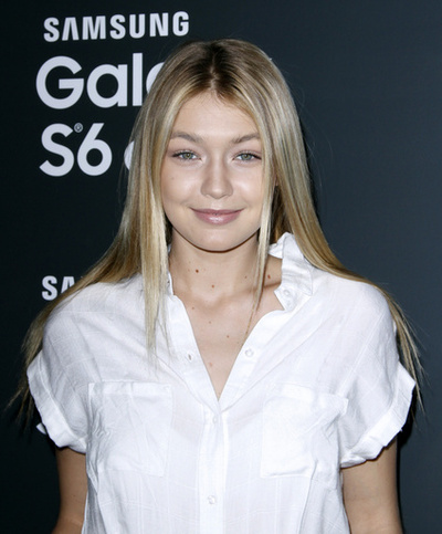 ジジ・ハディッド、アトリエ ヴェルサーチのショーで大トリ