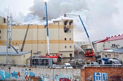 ロシア商業施設火災の死者数、子ども含む64人に