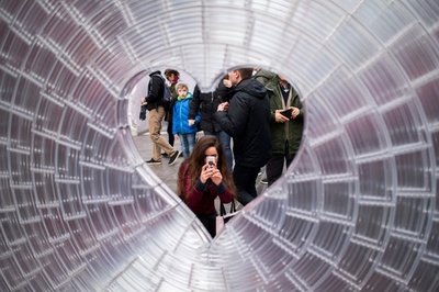 バレンタインデー、ハートやバラが街彩る