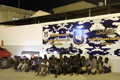 放置された保冷車内から移民7人の遺体、窒息死か リビア