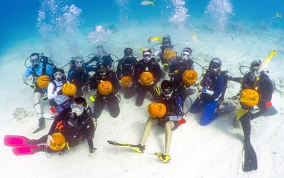 海の中から「ハッピーハロウィーン！」、カボチャのちょうちん大会　米