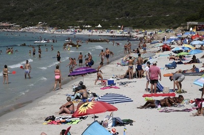 仏内相、トップレス日光浴の「貴重な」権利を擁護