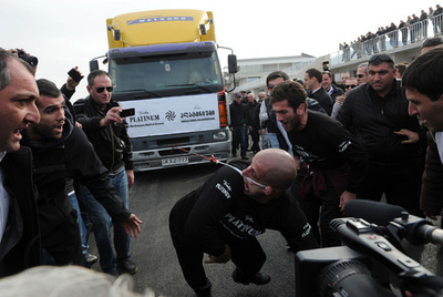 片耳で8トントラックを動かすギネス記録、グルジア男性が挑戦