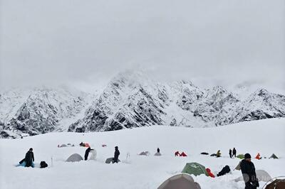 中国で大雪、登山者1人死亡 数百人救助