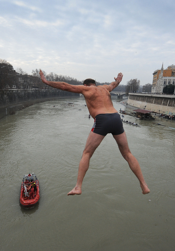 新年恒例、テベレ川飛び込み大会 伊ローマ