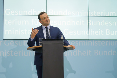 独保健相、ワクチン開発「何年もかかる」 米大統領の「年内」発言受け