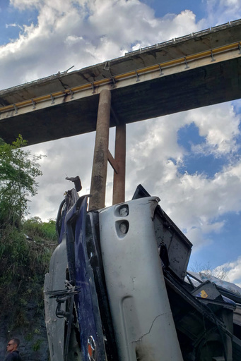 高架橋からバス転落、少なくとも16人死亡 ブラジル