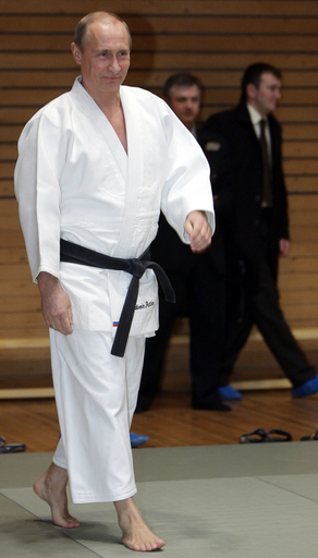 見事な1本勝ち！プーチン首相が柔道練習会に参加