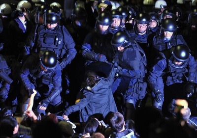 台湾警察、政府庁舎占拠のデモ隊を排除 対中協定めぐる対立激化