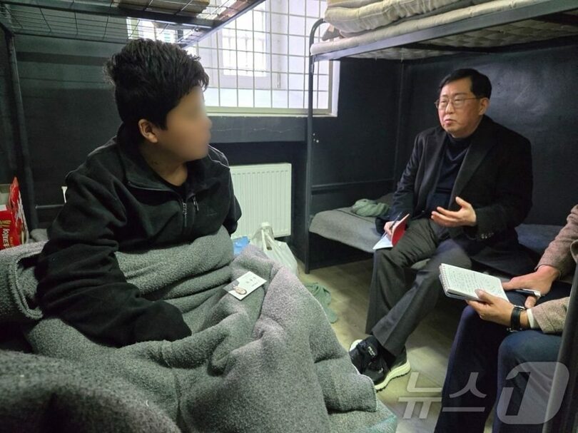先月25日、ウクライナで北朝鮮軍捕虜と面談する与党「国民の力」のユ・ヨンウォン議員=ユ・ヨンウォン議員室提供(c)news1