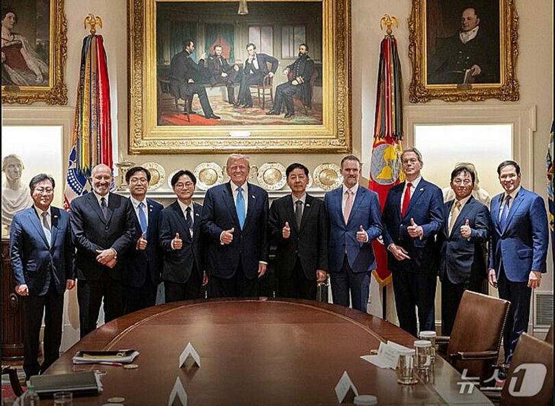 7月30日（現地時間）、ホワイトハウスで記念撮影に臨むトランプ米大統領、ク・ユンチョル副首相ら韓国政府の交渉団＝ホワイトハウスX(c)news1